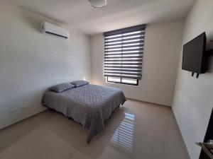 Los BledalesCasa Nopal的一间带床、窗户和电视的卧室 更多16张照片