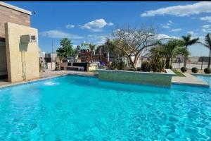 Los Bledales3 Bedroom House wit Pool Access的一个蓝色海水的大型游泳池