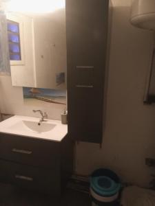 Ένα μπάνιο στο chambre sur fdf