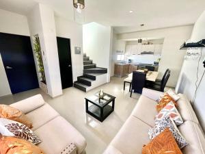 Et opholdsområde på 3 Bedroom House wit Pool Access