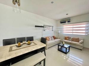 Et opholdsområde på 3 Bedroom House wit Pool Access