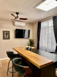 TV a/nebo společenská místnost v ubytování Downtown Midcentury Studio plus 3 mins to Farmers Mkt