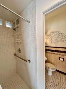 Koupelna v ubytování Downtown Midcentury Studio plus 3 mins to Farmers Mkt