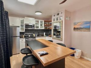 Kuchyň nebo kuchyňský kout v ubytování Downtown Midcentury Studio plus 3 mins to Farmers Mkt + 17 fotografií
