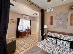 Postel nebo postele na pokoji v ubytování Downtown Midcentury Studio plus 3 mins to Farmers Mkt