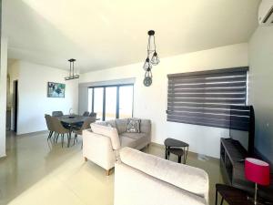 Los BledalesWater House的客厅里有一张沙发和一张桌子。