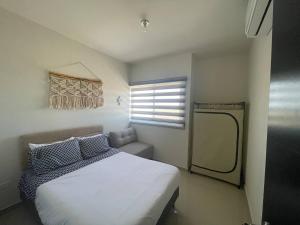 Los BledalesWater House的一间卧室设有一张床、一个窗口和一面镜子 更多29张照片