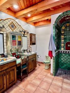 Koupelna v ubytování 2 king bds 2.5 bathrooms in the heart of Downtown