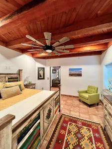 Postel nebo postele na pokoji v ubytování 2 king bds 2.5 bathrooms in the heart of Downtown