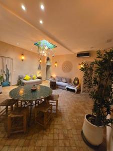 Giường trong phòng chung tại Dar Okinawa near Taghazout - Peaceful getaway and surf