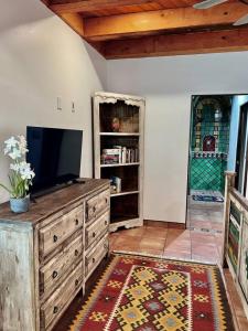 TV a/nebo společenská místnost v ubytování 2 king bds 2.5 bathrooms in the heart of Downtown