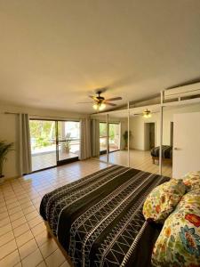 una camera da letto con un letto e un ventilatore a soffitto di Casa Flor y Agua a La Ardilla