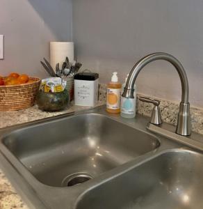 Kuchyň nebo kuchyňský kout v ubytování Studio with queen bed, pets ok, 3 min to Farmers mkt