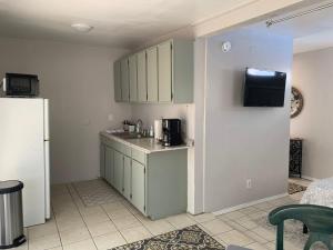 Kuchyň nebo kuchyňský kout v ubytování Studio with queen bed, pets ok, 3 min to Farmers mkt + 6 fotografií