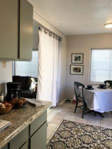 Kuchyň nebo kuchyňský kout v ubytování Studio with queen bed, pets ok, 3 min to Farmers mkt