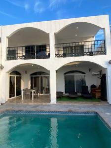 Bazén v ubytování Stunning Views Grand Villa nebo v jeho okolí