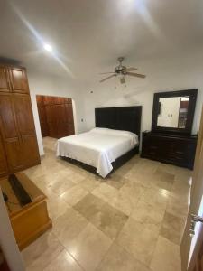 Postel nebo postele na pokoji v ubytování Stunning Views Grand Villa