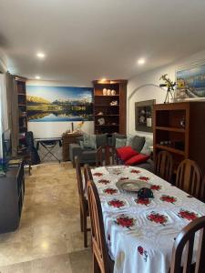 Posezení v ubytování Stunning Views Grand Villa