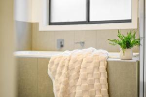 Melton SouthにあるOpen Plan Comfort Sunny Living BBQ in Backyardのバスルーム(バスタブ、タオル付) +25枚の写真