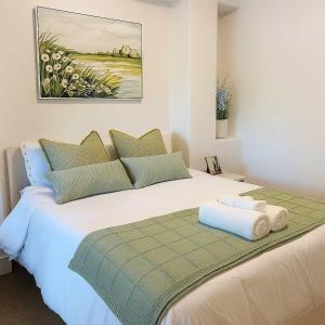 En eller flere senge i et værelse på Marbella Lane Lit & Laid Back Eastvale Home