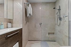 Ένα μπάνιο στο Stunning Beachfront Home - 15 minutes to Clevedon +27 φωτογραφίες