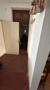 Afbeelding uit fotogalerij van Maison fermée cause travaux merci pour la gêne occasionnée in Caria