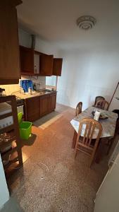 Una cocina con una mesa y sillas en una habitación. en Maison portugal, en Caria