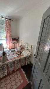 Un dormitorio pequeño con una cama y una ventana. en Maison portugal, en Caria 7 fotos más