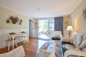 een woonkamer met witte stoelen en een tafel bij Private Association Pool Great Location in Wellfleet