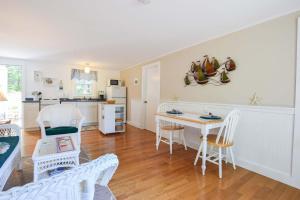 een keuken en woonkamer met een tafel en stoelen bij Private Association Pool Great Location in Wellfleet +20 foto's