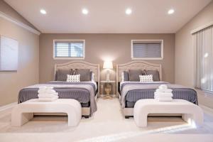 Postel nebo postele na pokoji v ubytování Marbella Lane - Charming 4BR Bungalo for Relaxing Retreat