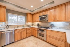 Kuchyň nebo kuchyňský kout v ubytování Marbella Lane - Charming 4BR Bungalo for Relaxing Retreat