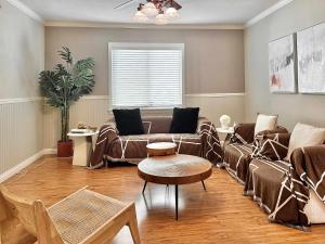 Posezení v ubytování Marbella Lane - Charming 4BR Bungalo for Relaxing Retreat + 48 fotografií