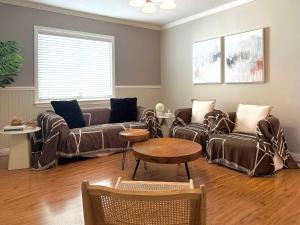 Posezení v ubytování Marbella Lane - Charming 4BR Bungalo for Relaxing Retreat