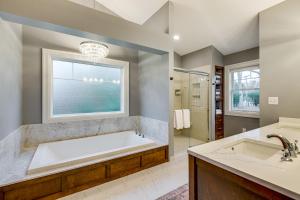 Phòng tắm tại Great for Groups Home 3 Mi to Dtwn Springfield! +32 ảnh