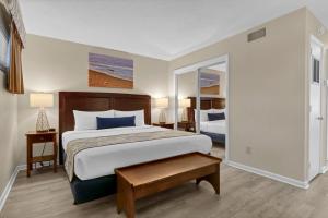 En eller flere senge i et værelse på Summer Sands - 307 by Sea Scape Properties + 12 billeder