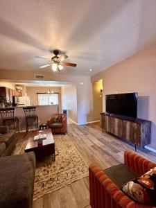 TV/trung tâm giải trí tại 3.2 Near Field of Dreams