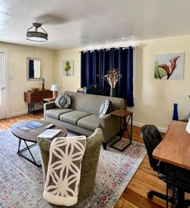 Et opholdsområde på 1 king bd with big fenced back yard pets welcome