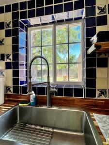 Billede fra billedgalleriet på 1 king bd with big fenced back yard pets welcome i Las Cruces