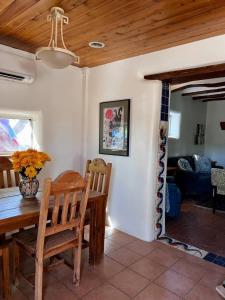 ein Esszimmer mit einem Holztisch und Stühlen in der Unterkunft 2 bed, yard, pet friendly in Historic Mesilla. in Mesilla