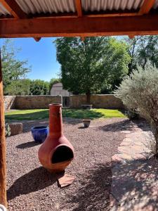 eine Vase, die in einem Hof auf dem Boden steht in der Unterkunft 2 bed, yard, pet friendly in Historic Mesilla. in Mesilla + 8 Fotos