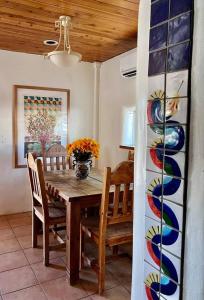 ein Esszimmer mit einem Holztisch und Stühlen in der Unterkunft 2 bed, yard, pet friendly in Historic Mesilla. in Mesilla