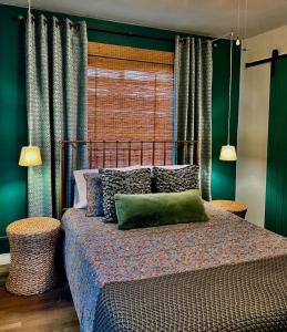 Postel nebo postele na pokoji v ubytování 2 bed with Washer and Dryer, pets ok, 5 min to Farmers Market