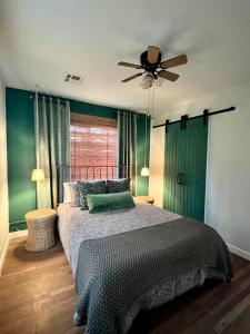 Postel nebo postele na pokoji v ubytování 2 bed with Washer and Dryer, pets ok, 5 min to Farmers Market + 13 fotografií