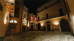 an empty street in an alley at night at Suite Palazzo Ciolina in LʼAquila