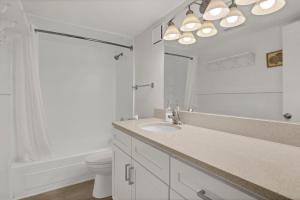 Et badeværelse på Summer Sands - 306 by Sea Scape Properties + 12 billeder