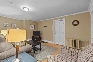 een woonkamer met twee banken en een tv bij Midstream Modern 2BR Wi-Fi Parking in St. John's