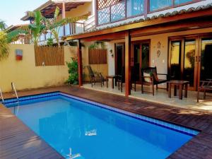 uma villa com piscina e uma casa em Suíte Beleza do amor V11 A em Pipa