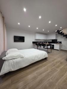 En eller flere senge i et værelse på Cozy house, close to Bordeaux