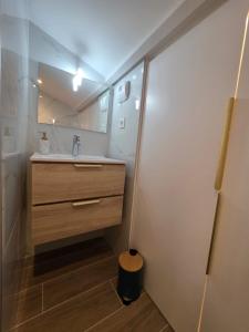 Et badeværelse på Cozy house, close to Bordeaux